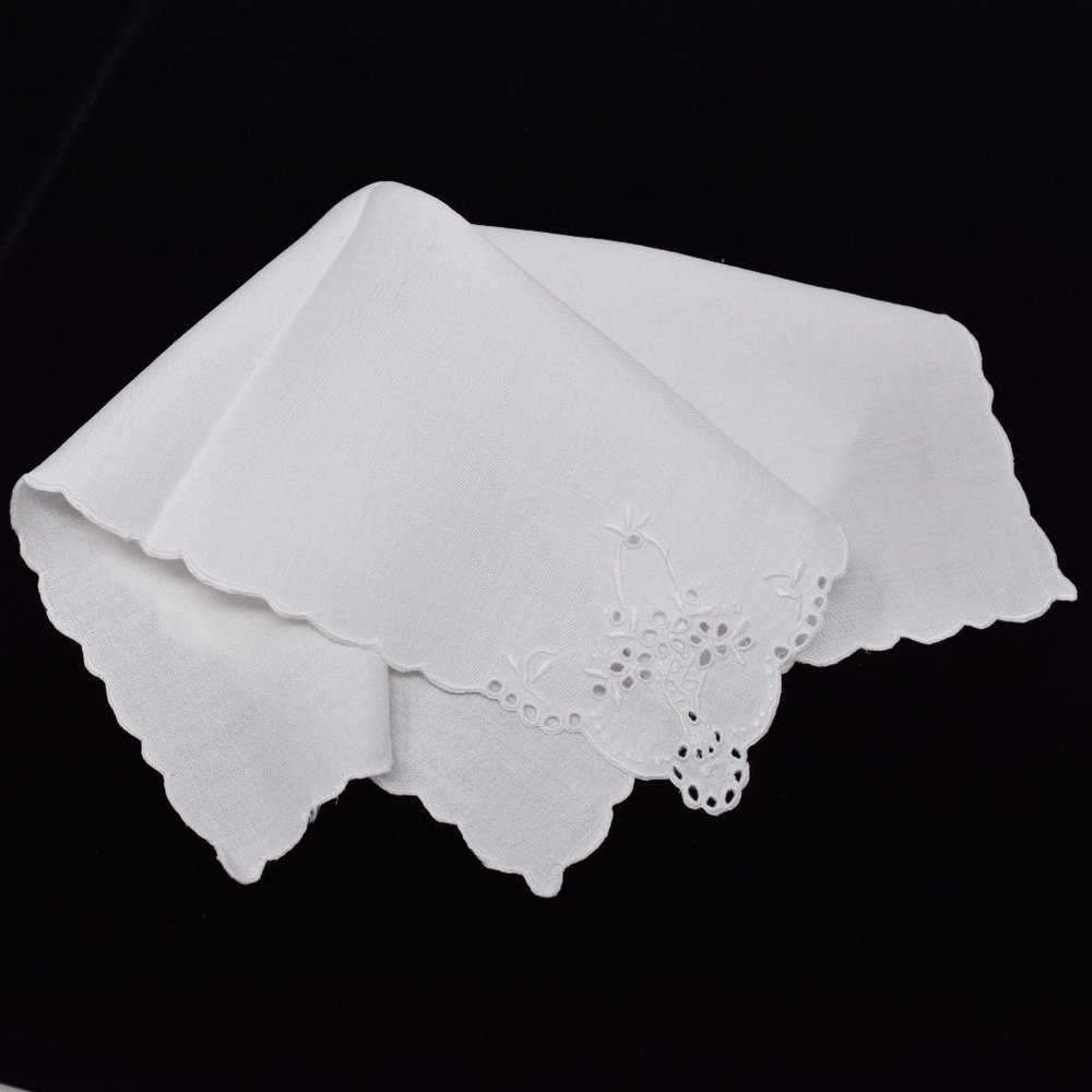Handkerchief Hanky White Eyelet Scallop Trim Embroidered Floral Basket  Vintage